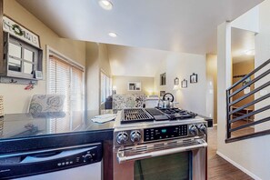 Interior - Updated home with pool, private hot tub, fireplace, & SHARC passes (Sunriver)