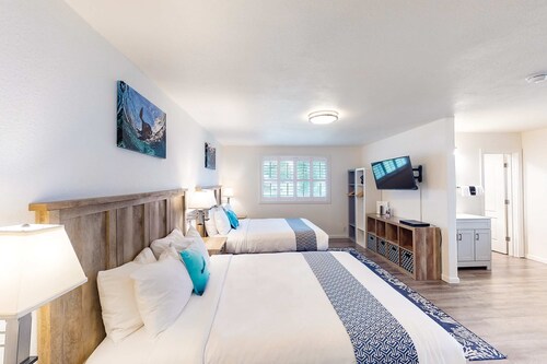 Retro-chic beach room with fast WiFI - walk to downtown shops & eateries