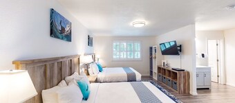Retro-chic beach room with fast WiFI - walk to downtown shops & eateries