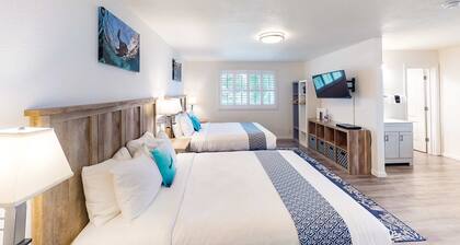 Retro-chic beach room with fast WiFI - walk to downtown shops & eateries