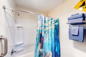 Douche, séchoir à cheveux, serviettes fournies