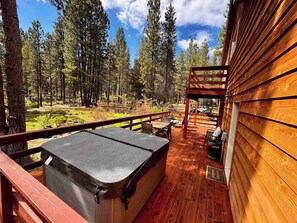 Outdoor dining - Family friendly home with hot tub, full kitchen, grill - near hiking & fishing (Bend)