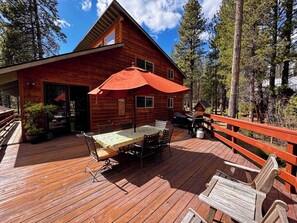 Outdoor dining - Family friendly home with hot tub, full kitchen, grill - near hiking & fishing (Bend)