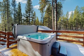 Outdoor spa tub - Family friendly home with hot tub, full kitchen, grill - near hiking & fishing (Bend)