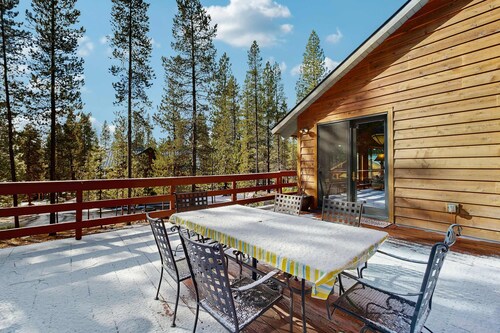 Family friendly home with hot tub, full kitchen, grill - near hiking & fishing