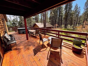 Outdoor dining - Family friendly home with hot tub, full kitchen, grill - near hiking & fishing (Bend)