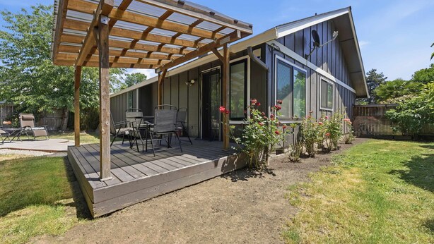 Terrace/patio - Well-stocked and centrally located home with patio & enclosed yard (Eugene)