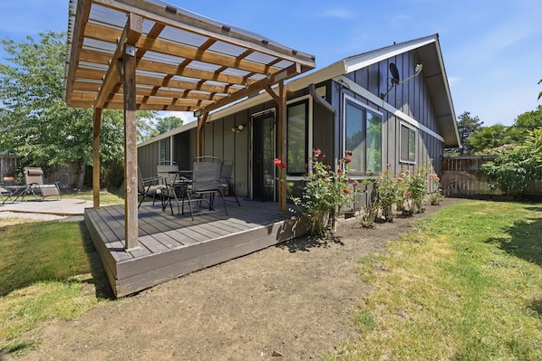 Terrace/patio - Well-stocked and centrally located home with patio & enclosed yard (Eugene)