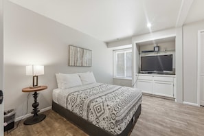 2 bedrooms, desk, WiFi, bed sheets - Well-stocked and centrally located home with patio & enclosed yard (Eugene)