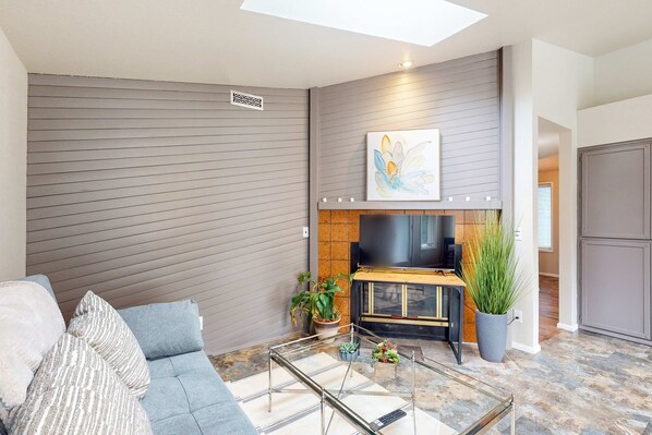 TV, offices - Well-stocked and centrally located home with patio & enclosed yard (Eugene)