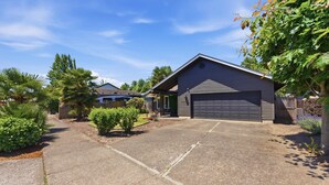 Exterior - Well-stocked and centrally located home with patio & enclosed yard (Eugene)
