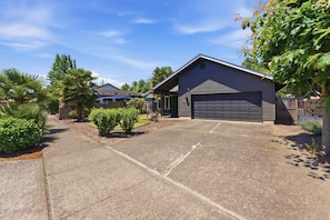 Exterior - Well-stocked and centrally located home with patio & enclosed yard (Eugene)