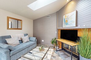 TV, offices - Well-stocked and centrally located home with patio & enclosed yard (Eugene)