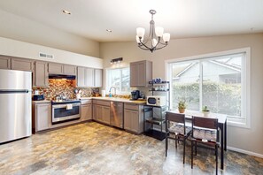 Fridge, microwave, oven, stovetop - Well-stocked and centrally located home with patio & enclosed yard (Eugene)