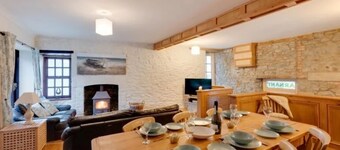 Coastal cottage in the heart of New Quay, a short walk to the beach