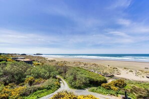 On the beach - Dog-friendly oceanfront home with beach access, deck-minutes from town-EV Charger (Bandon)