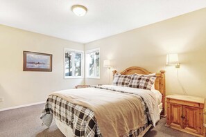 3 bedrooms, iron/ironing board, WiFi - Dog-friendly oceanfront home with beach access, deck-minutes from town-EV Charger (Bandon)