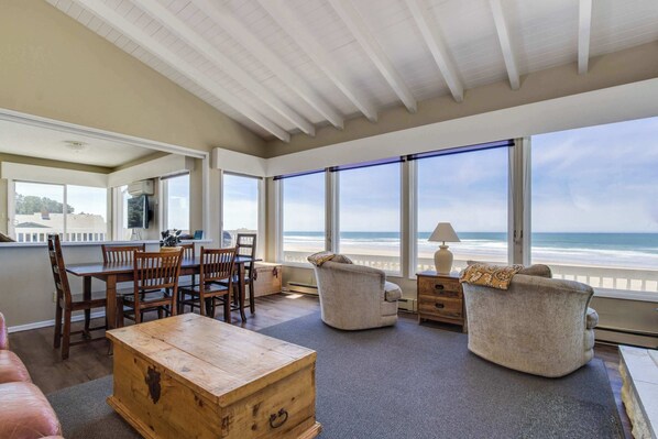 TV, fireplace, DVD player, stereo - Dog-friendly oceanfront home with beach access, deck-minutes from town-EV Charger (Bandon)