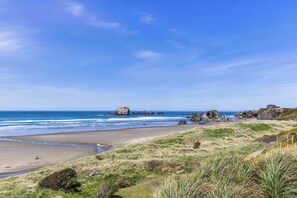 On the beach - Dog-friendly oceanfront home with beach access, deck-minutes from town-EV Charger (Bandon)
