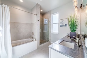 Douche, séchoir à cheveux, serviettes fournies