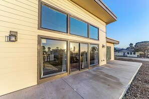 Exterior detail - Luxe & Modern Getaway Near Otter Point with Ocean Views, Central AC & WiFi (Gold Beach)