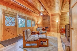 Interior - Creek-side mountain cabin with fireplace, balcony & full kitchen - near hiking (Government Camp)