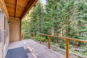 Terrace/patio - Creek-side mountain cabin with fireplace, balcony & full kitchen - near hiking (Government Camp)