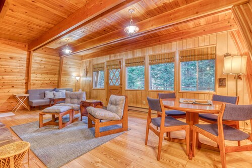 Creek-side mountain cabin with fireplace, balcony & full kitchen - near hiking