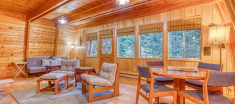 Creek-side mountain cabin with fireplace, balcony & full kitchen - near hiking