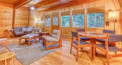 Creek-side mountain cabin with fireplace, balcony & full kitchen - near hiking