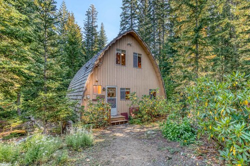 Creek-side mountain cabin with fireplace, balcony & full kitchen - near hiking