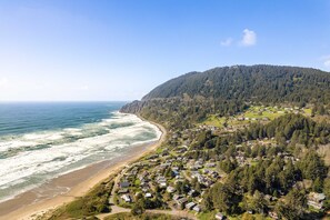 Beach nearby - Spacious 3-story home near the beach with water views, grill, deck, & firepit (Manzanita)