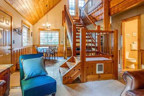 2-story dog-friendly 1 block from the beach with deck, patio, gas fireplace, W&D