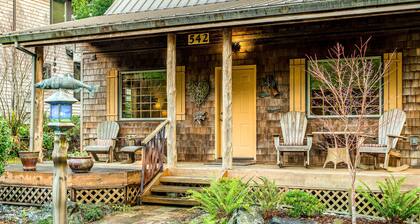2-story dog-friendly 1 block from the beach with deck, patio, gas fireplace, W&D