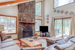 TV, fireplace, DVD player - House with Private Hot Tub and Lovely Deck  - Eight SHARC Passes (Sunriver)