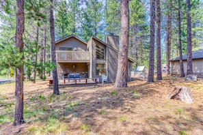 Exterior - House with Private Hot Tub and Lovely Deck  - Eight SHARC Passes (Sunriver)