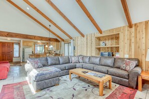 TV, fireplace, DVD player - House with Private Hot Tub and Lovely Deck  - Eight SHARC Passes (Sunriver)