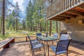 Outdoor dining - House with Private Hot Tub and Lovely Deck  - Eight SHARC Passes (Sunriver)