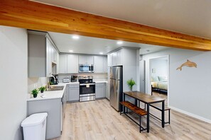 Fridge, microwave, oven, stovetop - Spacious multi-unit coastal getaway, close to the river and downtown, with WiFi (Florence)