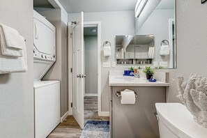 Shower, hair dryer, towels - Spacious multi-unit coastal getaway, close to the river and downtown, with WiFi (Florence)
