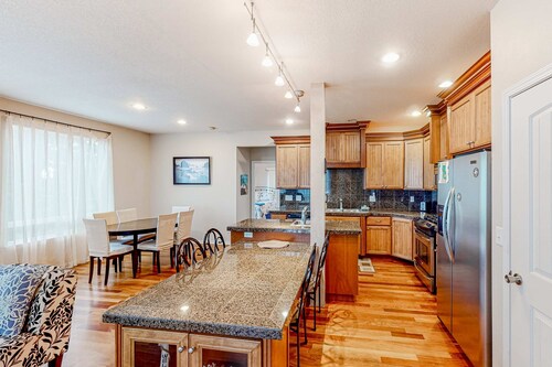 Dog-friendly sound-front cottage with fireplace, deck, lawn, beach access, & W/D