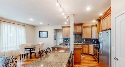 Dog-friendly sound-front cottage with fireplace, deck, lawn, beach access, & W/D