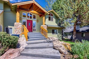 Exterior - Exquisite home with hot tub, golf on-site, pool, tennis, & washer&dryer (Eagle Crest)