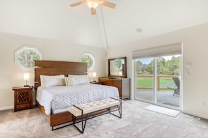 4 bedrooms, iron/ironing board, WiFi, bed sheets - Exquisite home with hot tub, golf on-site, pool, tennis, & washer&dryer (Eagle Crest)
