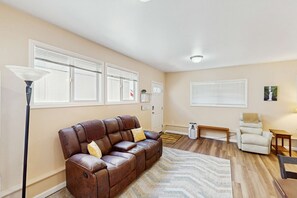 TV, offices - Cozy dog-friendly studio, fast WIFI, AC and in-unit washer & dryer (Eugene)