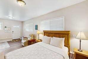 Iron/ironing board, WiFi, bed sheets - Cozy dog-friendly studio, fast WIFI, AC and in-unit washer & dryer (Eugene)