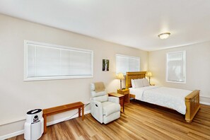 Iron/ironing board, WiFi, bed sheets - Cozy dog-friendly studio, fast WIFI, AC and in-unit washer & dryer (Eugene)