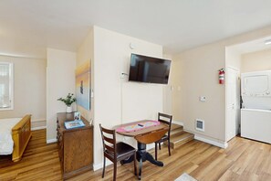 Iron/ironing board, WiFi, bed sheets - Cozy dog-friendly studio, fast WIFI, AC and in-unit washer & dryer (Eugene)