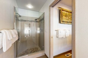 Shower, hair dryer, towels, shampoo - Stunning home with indoor hot tub, Ping-Pong table (Sunriver)