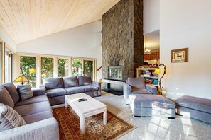 TV, fireplace, DVD player, offices - Stunning home with indoor hot tub, Ping-Pong table (Sunriver)